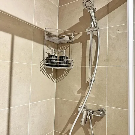 New Studio, King Bed, Free Parking, Terrace Διαμέρισμα *