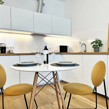 New Studio, King Bed, Free Parking, Terrace Apartmán