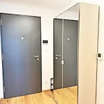 New Studio, King Bed, Free Parking, Terrace Apartmán