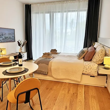 New Studio, King Bed, Free Parking, Terrace Praga