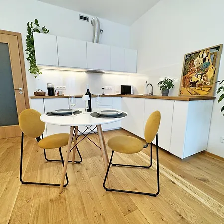 New Studio, King Bed, Free Parking, Terrace Apartamento Praga