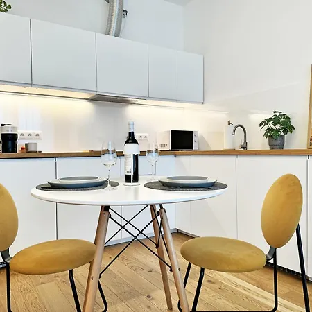 New Studio, King Bed, Free Parking, Terrace Apartamento