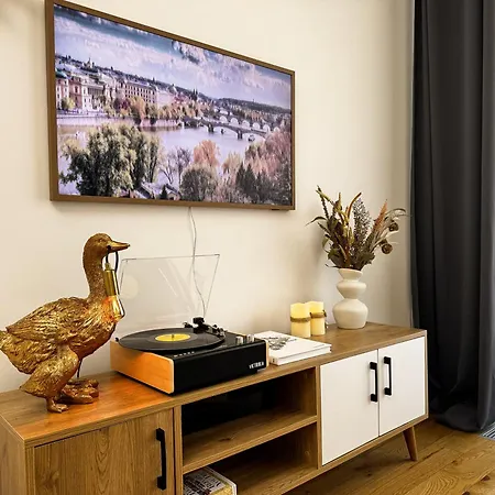 New Studio, King Bed, Free Parking, Terrace *