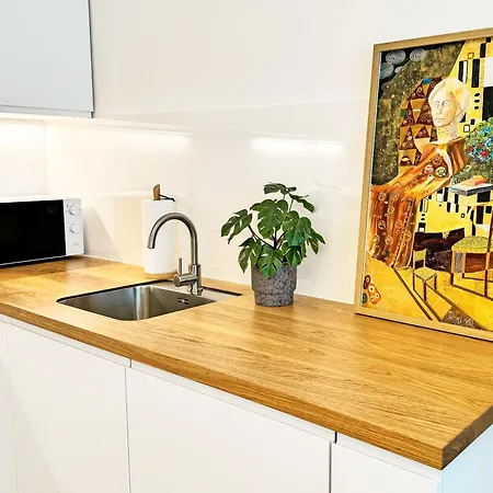 New Studio, King Bed, Free Parking, Terrace