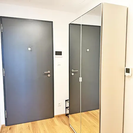 New Studio, King Bed, Free Parking, Terrace 公寓
