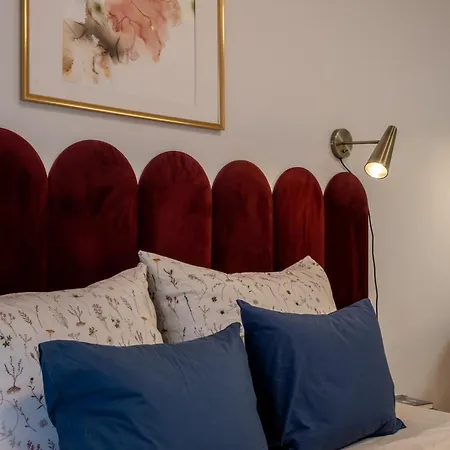 New Studio, King Bed, Free Parking, Terrace *